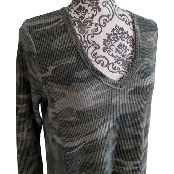 t.la Anthropologie Vicky Thermal Waffle Top Camoflauge Green V Neck Women's S - Picture 5 of 13